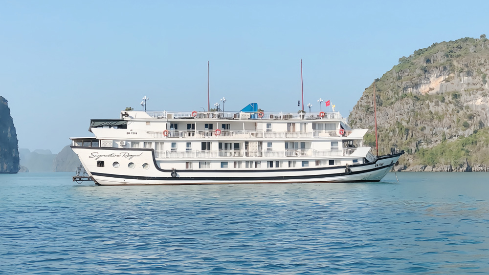 Bai Tu Long Bay. Exploring Bai Tu Long Bay by Cruise. Bai Tu Long Bay Cruise 1 Night