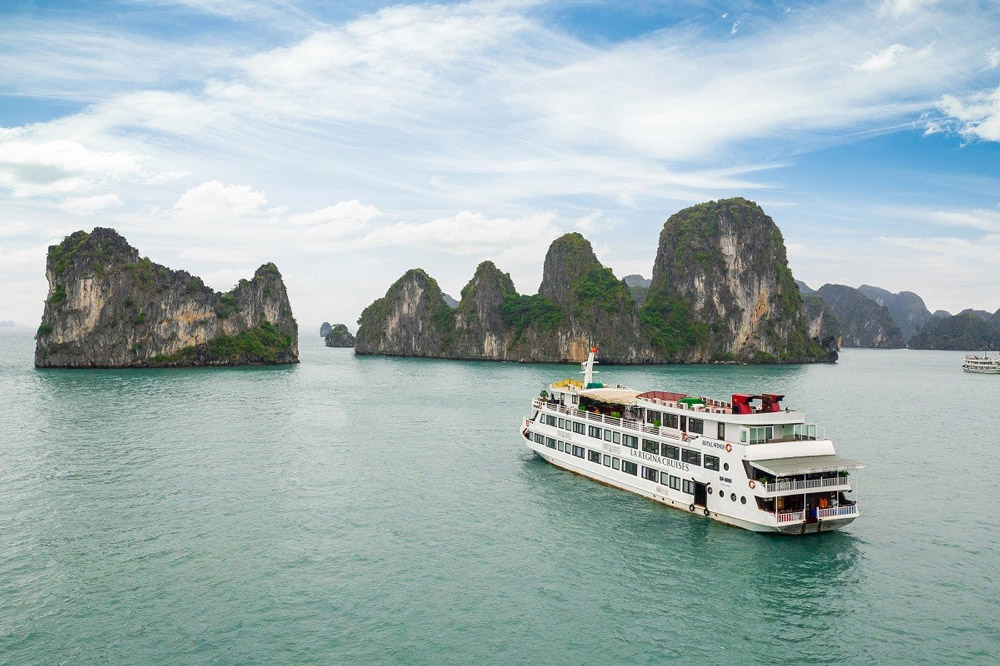 Bai Tu Long Bay. Exploring Bai Tu Long Bay by Cruise. Bai Tu Long Bay Cruise 2 Nights