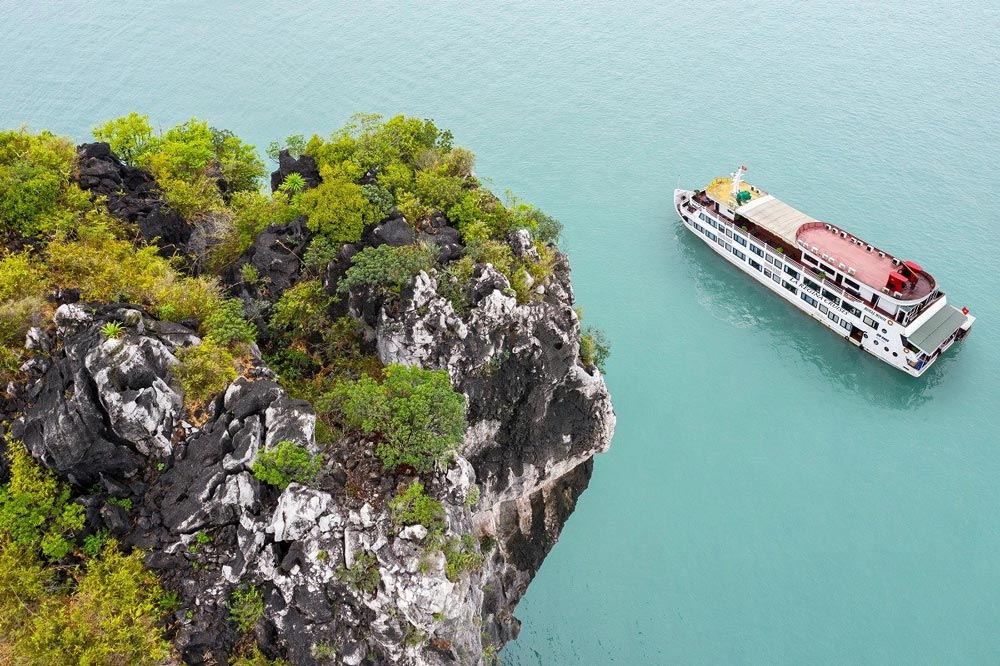 Bai Tu Long Bay. Exploring Bai Tu Long Bay by Cruise. Bai Tu Long Bay Cruise Price