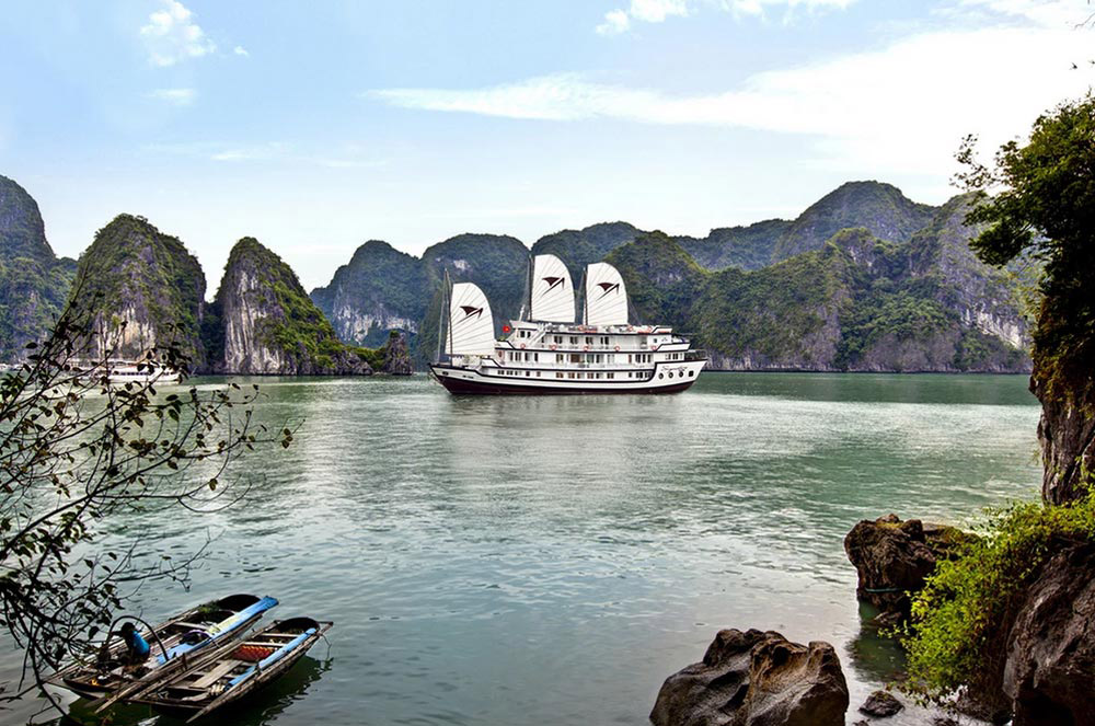 Bai Tu Long Bay. Exploring Bai Tu Long Bay by Cruise. Bai Tu Long Bay Cruise