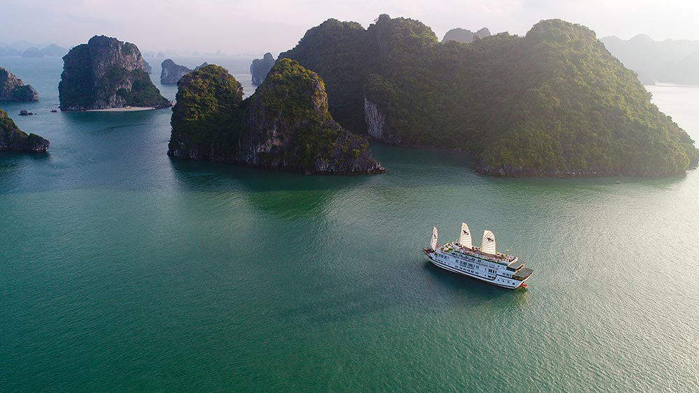 Bai Tu Long Bay. Exploring Bai Tu Long Bay by Cruise. Best Bai Tu Long Bay Cruises