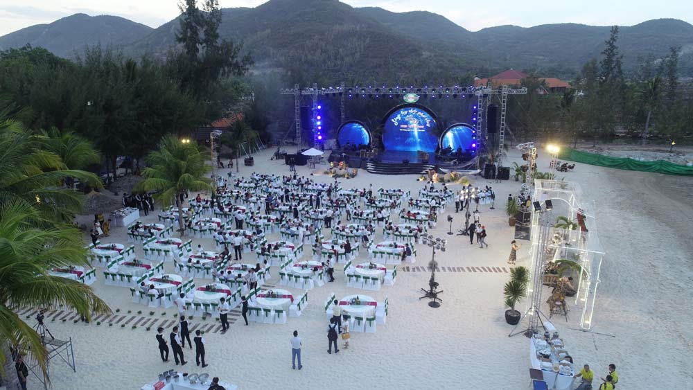 Beach parties in Vietnam. Setting and atmosphere