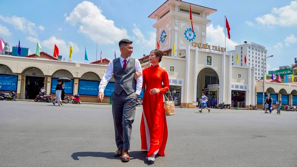 Ben Thanh Market. Beyond Shopping: Experiencing Ben Thanh Market