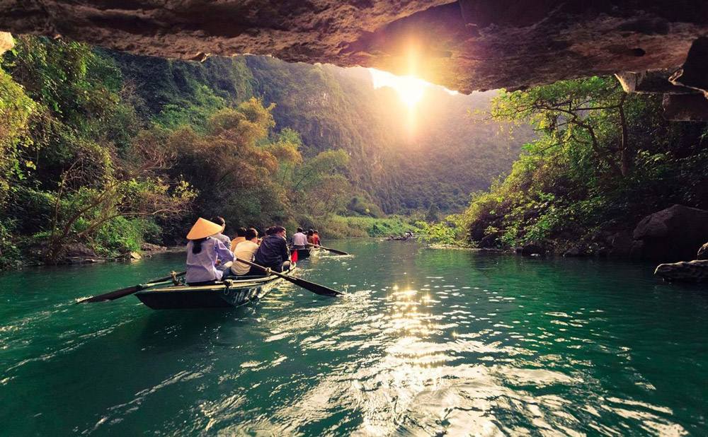 boat tour Ninh Binh. Hidden caves