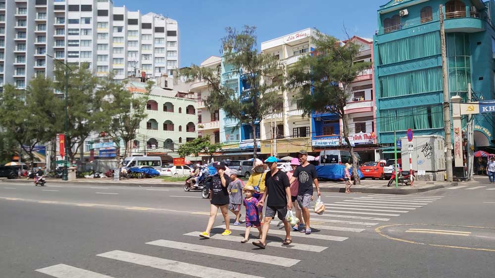 Crossing the Street in Vietnam Mastering the Streets: A Step-by-Step Guide to Crossing in Vietnam
