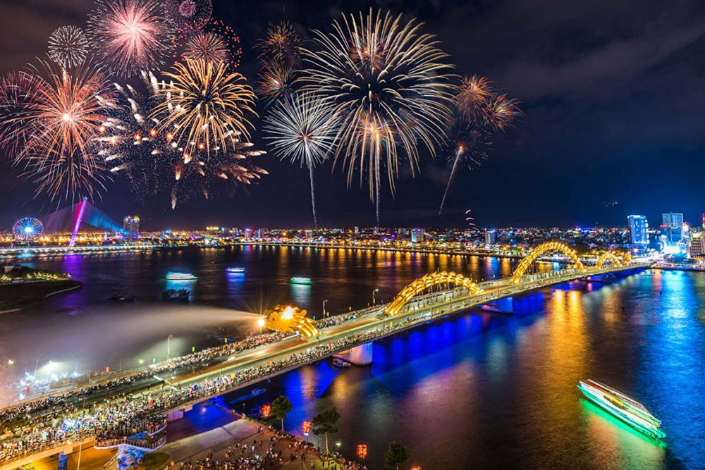 Da Nang International Fireworks Festival. Watching DIFF for Free