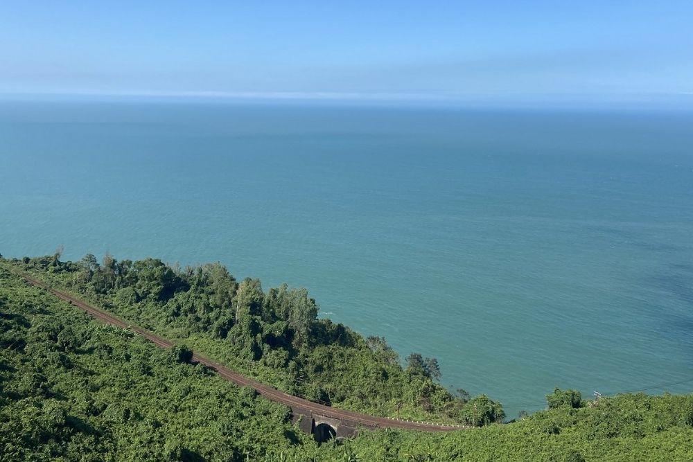 Da Nang to Hue. The Hai Van Pass: Why is the route the attraction? Classic Da Nang to Hue Stops, in Order. Da Nang-Side Coastal Viewpoints 