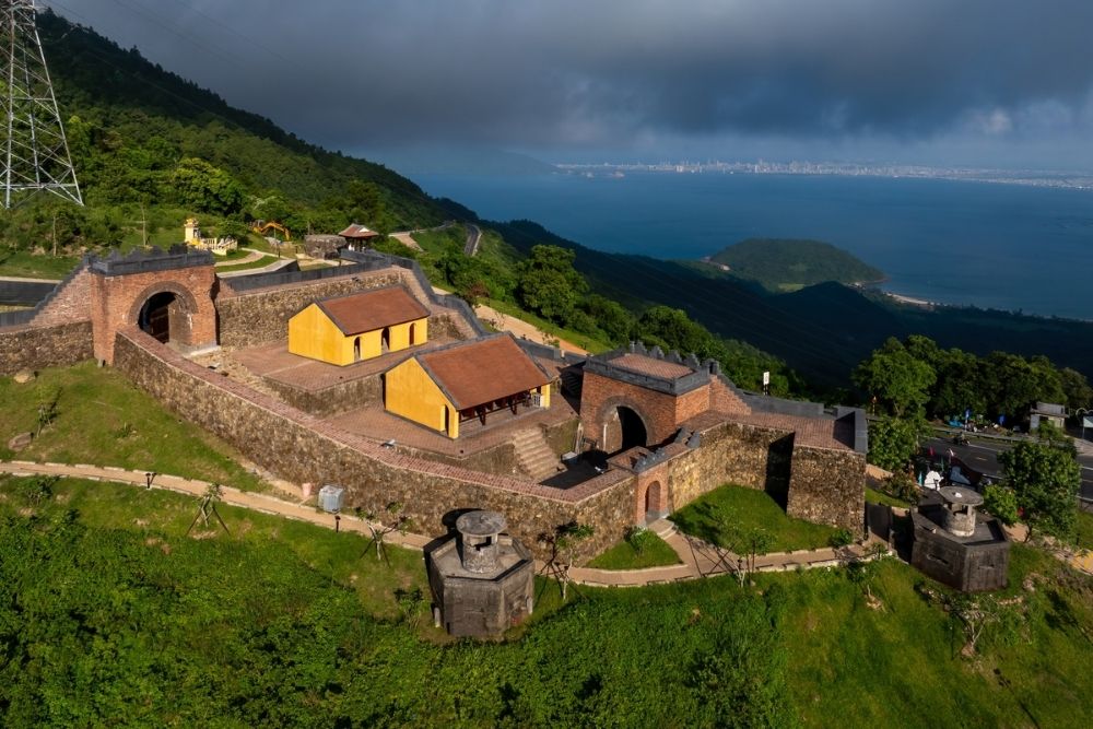 Da Nang to Hue. The Hai Van Pass: Why is the route the attraction? Classic Da Nang to Hue Stops, in Order. Hai Van Pass Summit & Hai Van Gate (Hai Van Quan) 