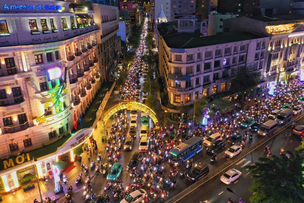 Dong Khoi street. Nightlife near Dong Khoi Street