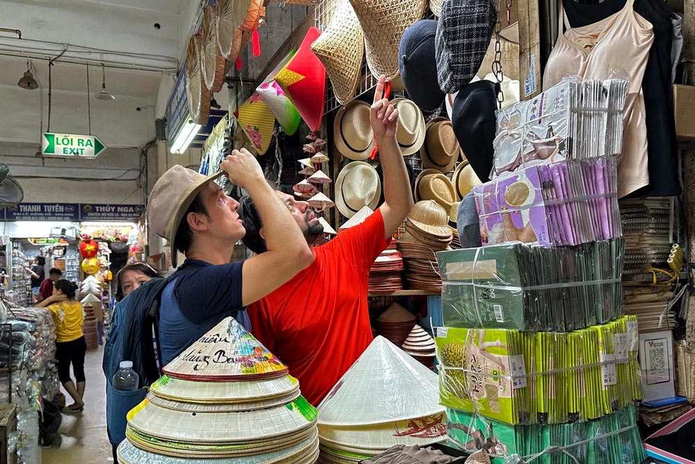 Dong Xuan market. Navigating Dong Xuan Market: What to Expect