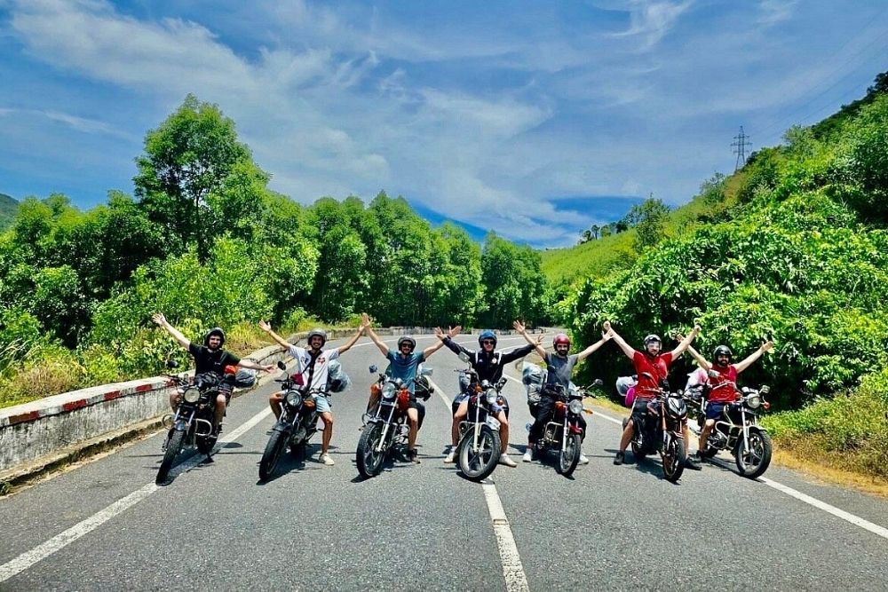 Hai Van Pass Tour. By easy rider