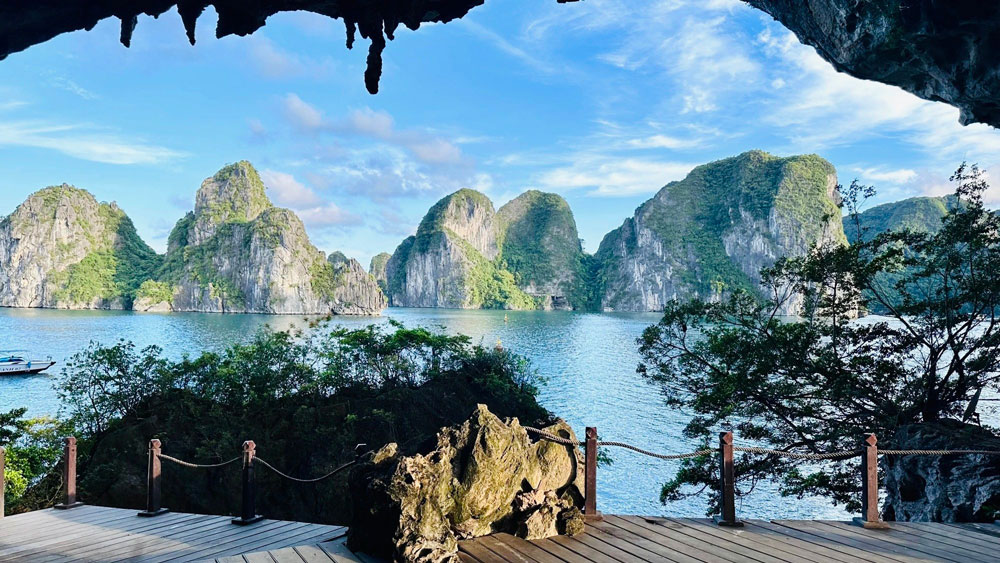 Halong Bay caves. Experiencing Halong Bay Caves. Halong Bay Caves Tickets