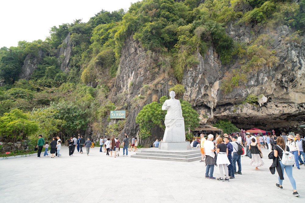 Halong Cruise. Island hopping experience
