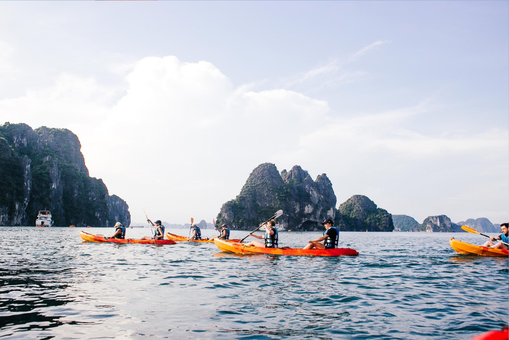 Halong Cruise. Kayaking and swimming experience