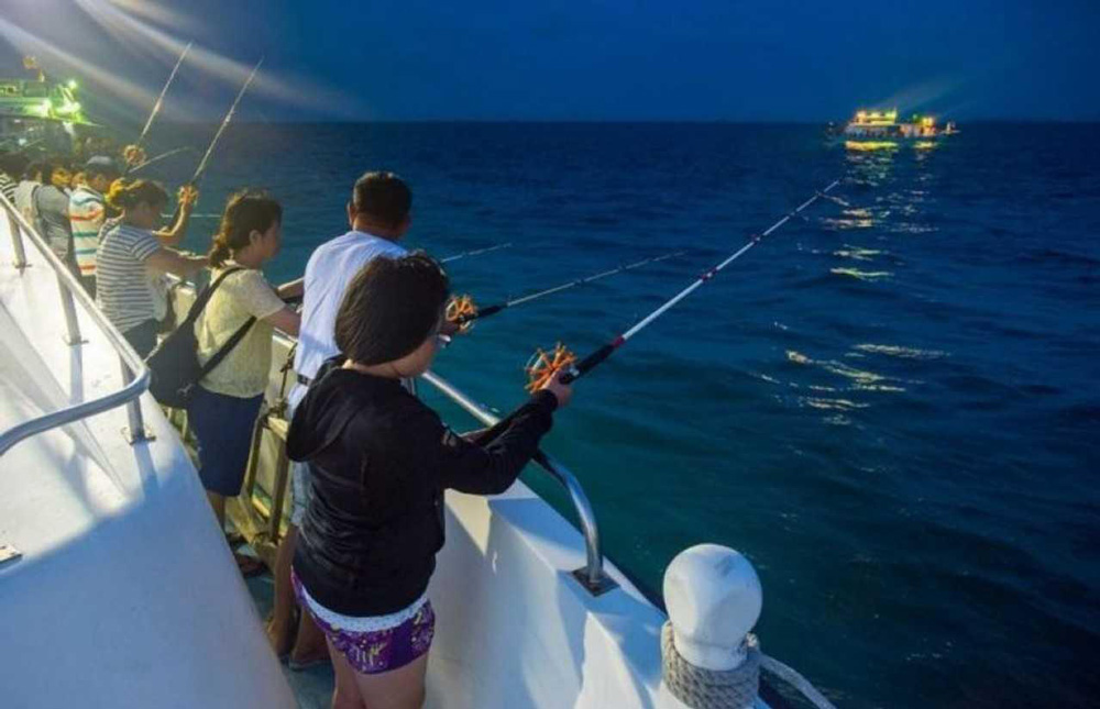 Halong Cruise. Night squid fishing experience