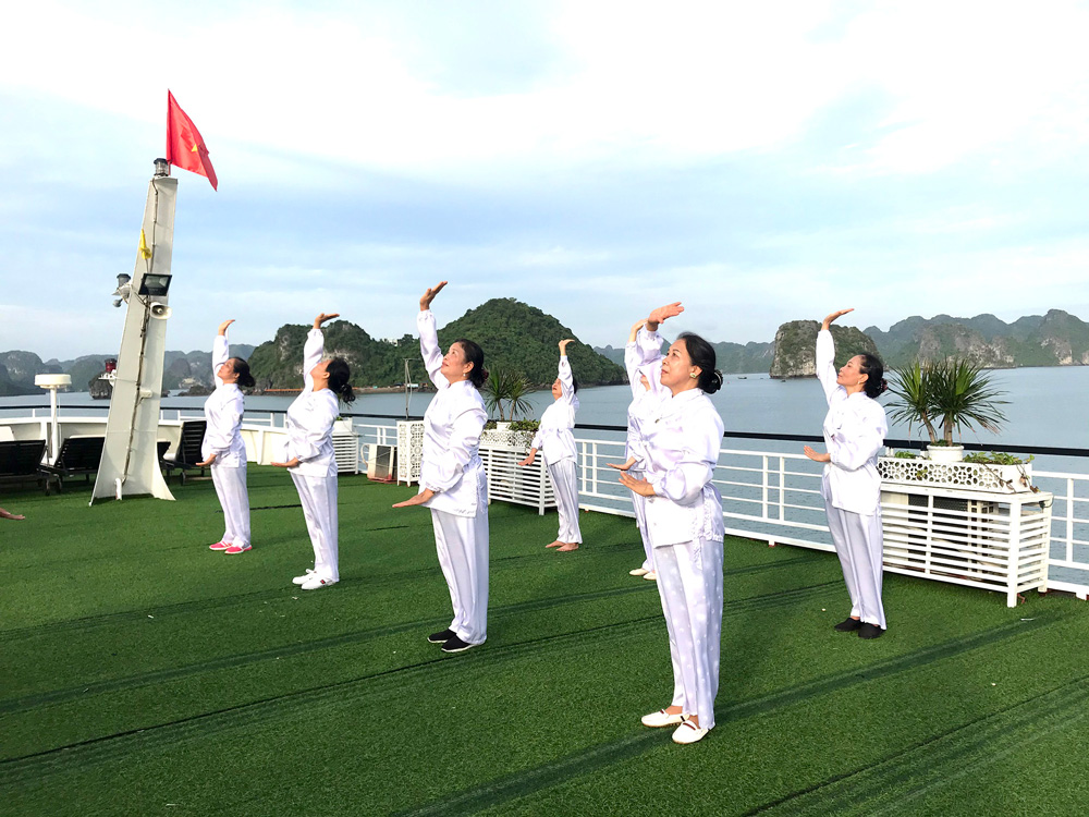 Halong Cruise. Sunrise Tai Chi experience