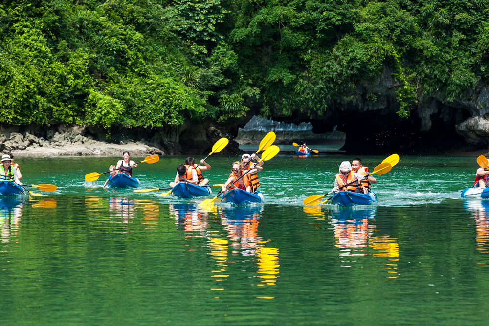 halong-kayaking