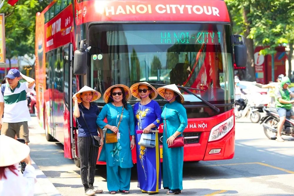 Hanoi City Tour Bus. Bus vs. The Alternatives (Jeep & Walking) 