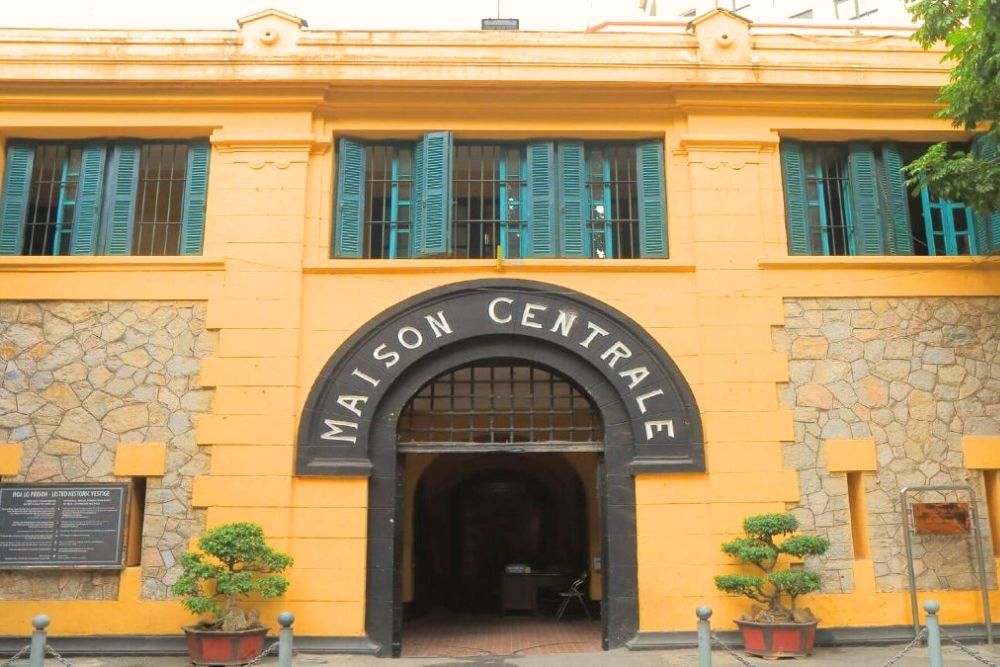 Hanoi Museum.The "Must-Visit" Trio: The Best Museums in Hanoi for a First Timer. For a Glimpse into the Past Century: Hoa Lo Prison Relic ("Hanoi Hilton") 