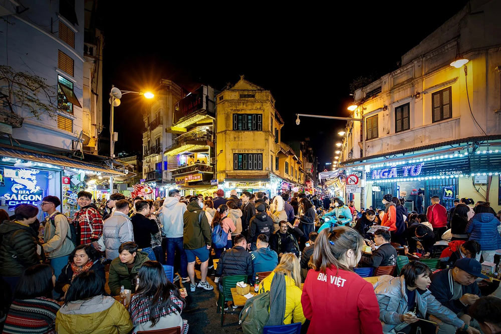 Hanoi Night Market. Tips for Navigating the Hanoi Night Market