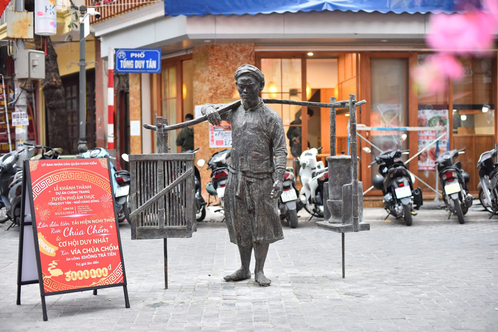 The Ultimate Hanoi Street Food Guide 2025: What to Eat and Where to Find It 