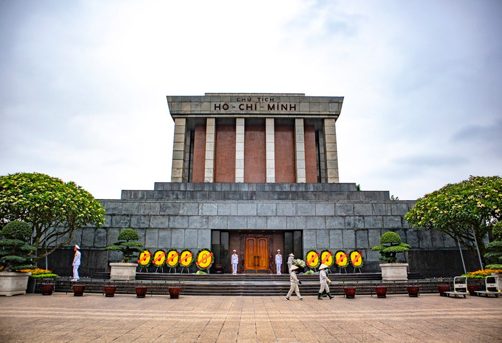 Ho Chi Minh Mausoleum: Opening Hours, Dress Code, and Visiting Tips