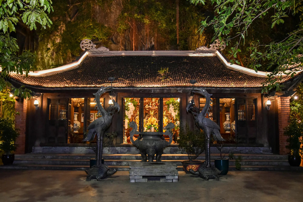 Hoa Lu. Experiencing Hoa Lu. Exploring the Temples