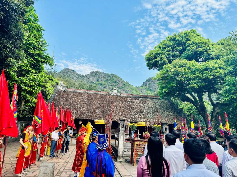 Hoa Lu. Hoa Lu: A Glimpse into Vietnam's Past. Hoa Lu Temple