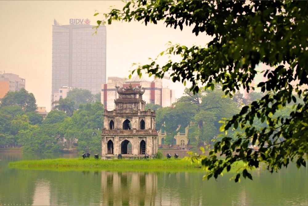 Hoan Kiem Lake. The Jewels of the Lake: Key Sights You Can't Miss. Turtle Tower