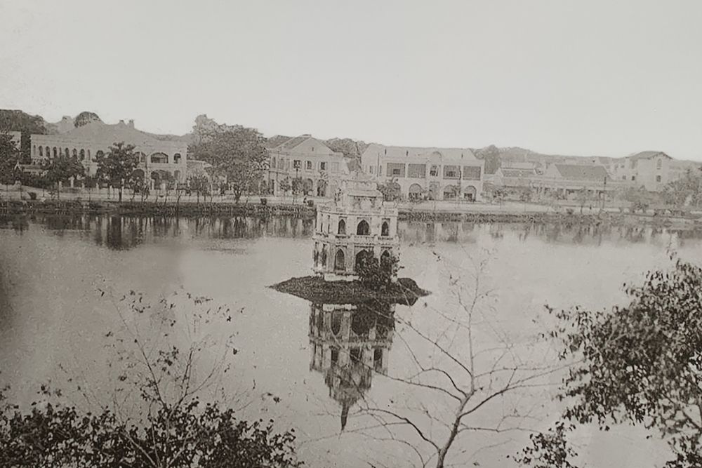 Hoan Kiem Lake. The Legend of the Lake: The History of the Returned Sword 