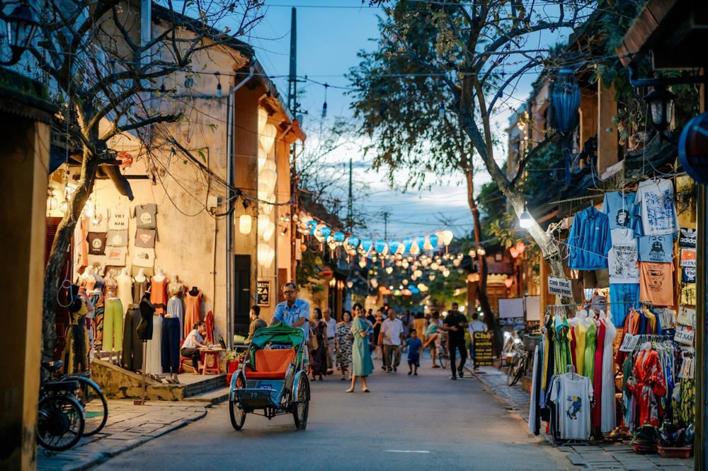 Hoi An night market. Hoi An Night Market: Key Information. What Time Does the Night Market Start in Hoi An? / Hoi An Night Market Opening Hours