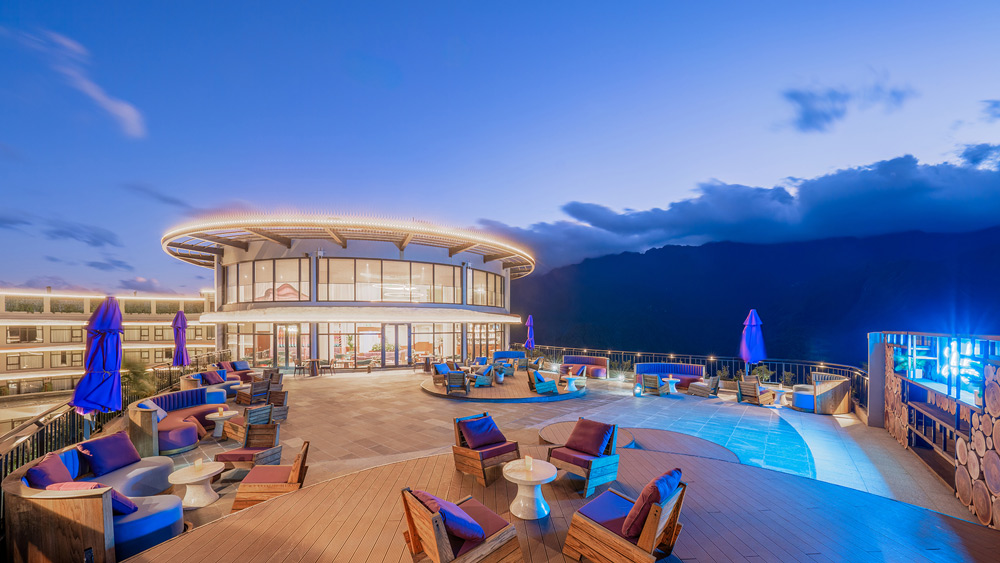 Lady Hill Sapa Resort. Dining: Hill Side Restaurant and The Sky Bar