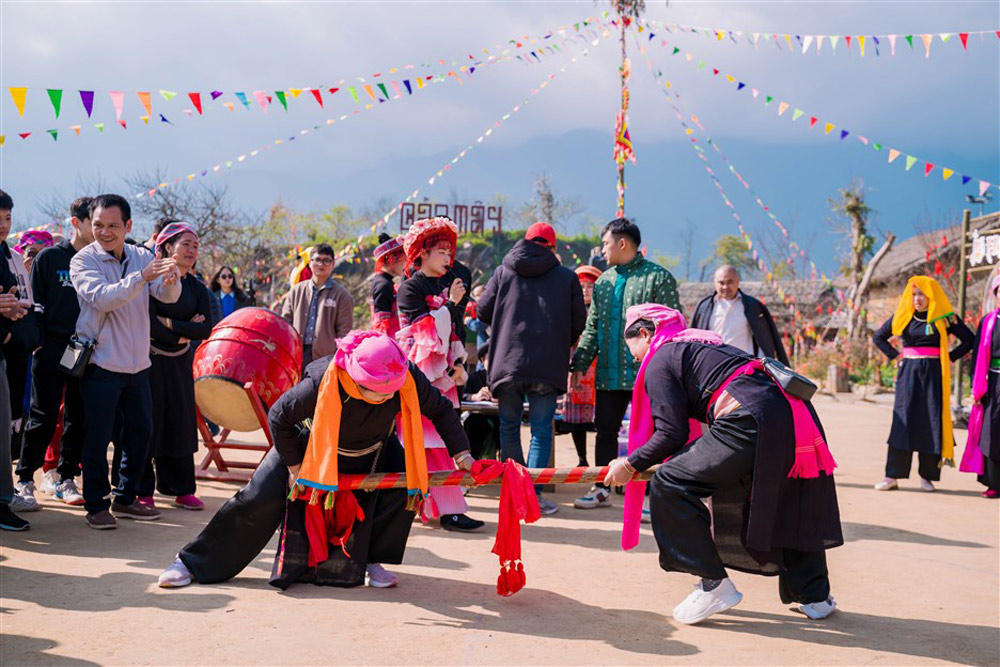 May Village Sapa. Ban May Sapa Tour: The Cultural Village Inside Sun World Fansipan