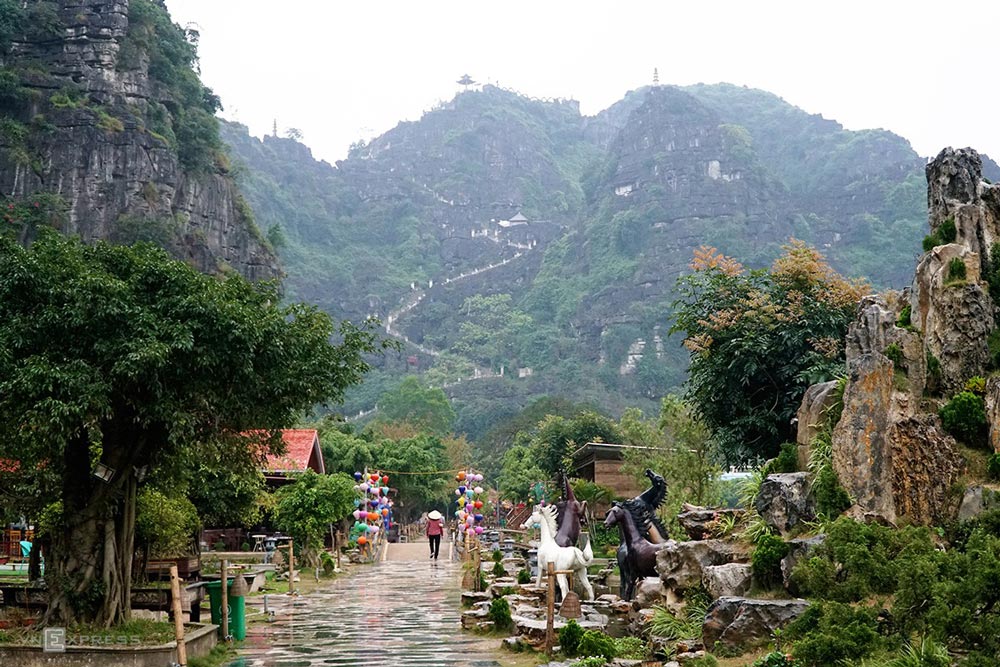 Mua Cave. Mua Cave: Location and Access. How Do I Get to Hang Mua Cave? / Trang An to Mua Caves Distance