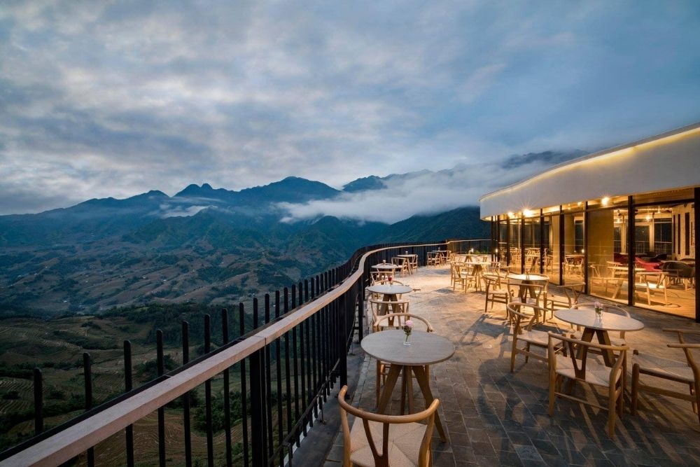 Pao's sapa leisure hotel. Dining Experience. MK Rooftop Bar