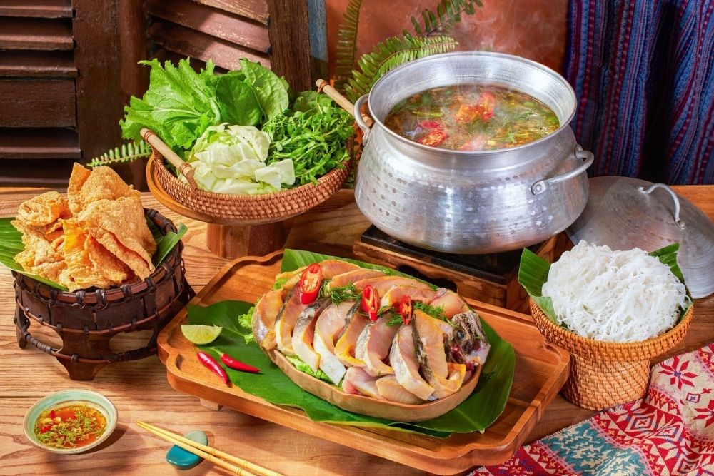 Sapa Center. Food Guide: What to Eat in the Center. Sit-Down Specialties. Sturgeon Hotpot (Lẩu Cá Tầm) 