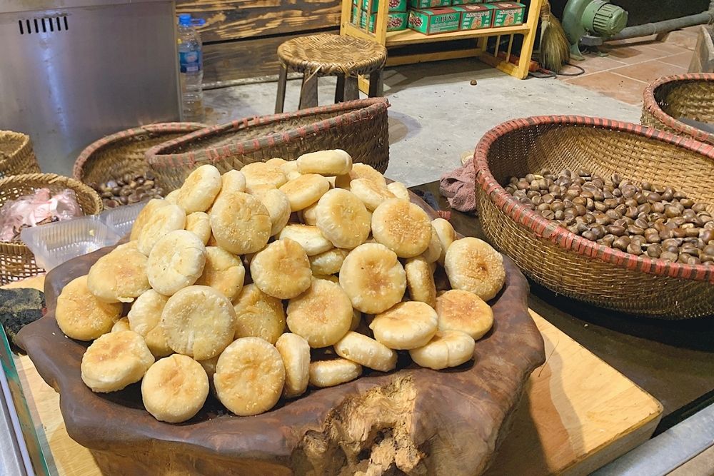 Sapa Center. Food Guide: What to Eat in the Center. Street Food Favorites. Chestnut Cake (Bánh Hạt Dẻ) 