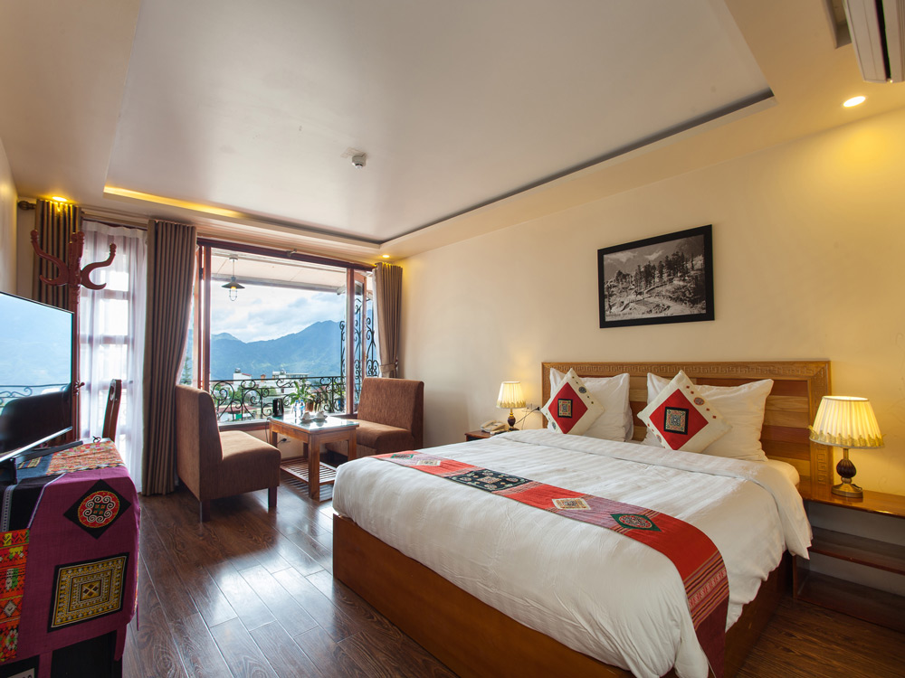 Sapa Central Hotel. Room Review: City Buzz vs. Mountain Views