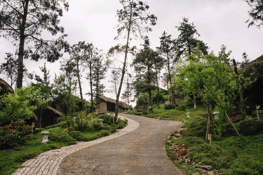 Sapa Jade Hill Resort & Spa. Competitor Comparison: The “Hill” Battle