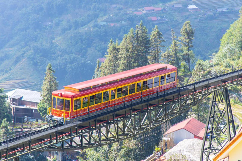 Sapa Vietnam Hotel with Train View. For the Day-Trippers: "Sapa Train View Cafe"