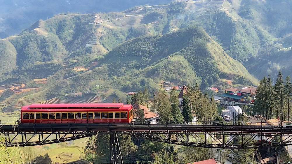 Sapa Vietnam Hotel with Train View. Top Hotels with "Red Train" Views (Monorail)