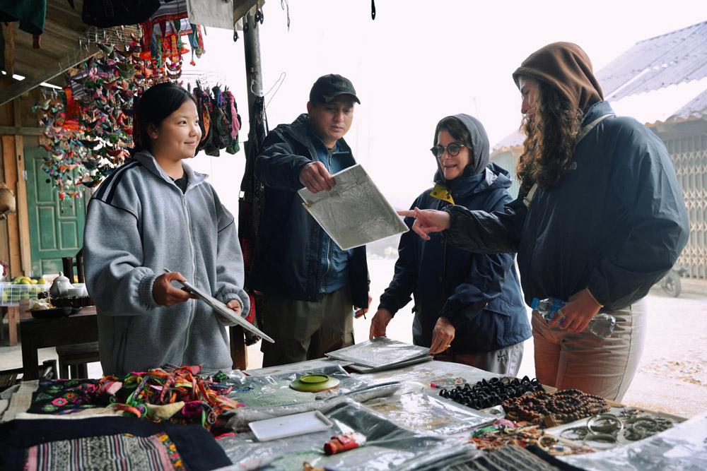 Souvenir Vietnam. Tips for Buying Souvenirs in Vietnam. Mastering the Art of Bargaining