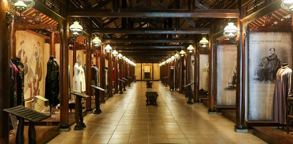 Souvenir Vietnam. Traditional Vietnamese Gifts for Foreigners. Ao Dai – A Timeless Vietnamese Gift