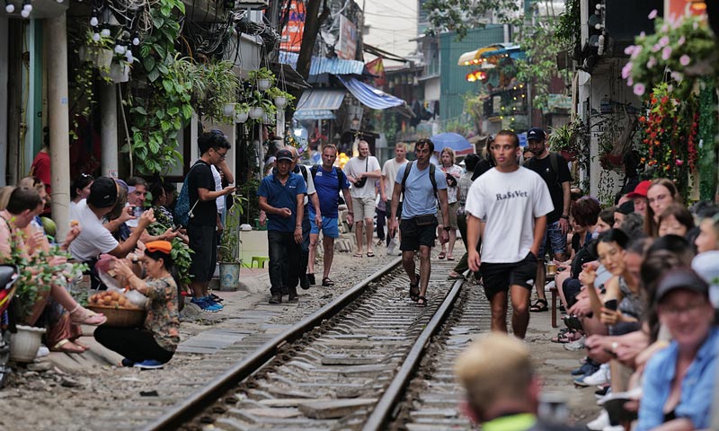 Things to do in Hanoi embrace