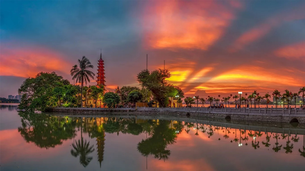 Tran Quoc Pagoda. Tran Quoc Pagoda at Night: A Different Perspective