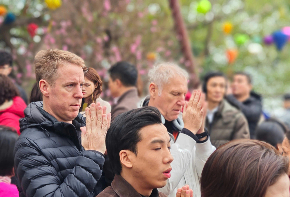 Tran Quoc Pagoda. What is the Dress Code for Tran Quoc Pagoda?: Respectful Attire