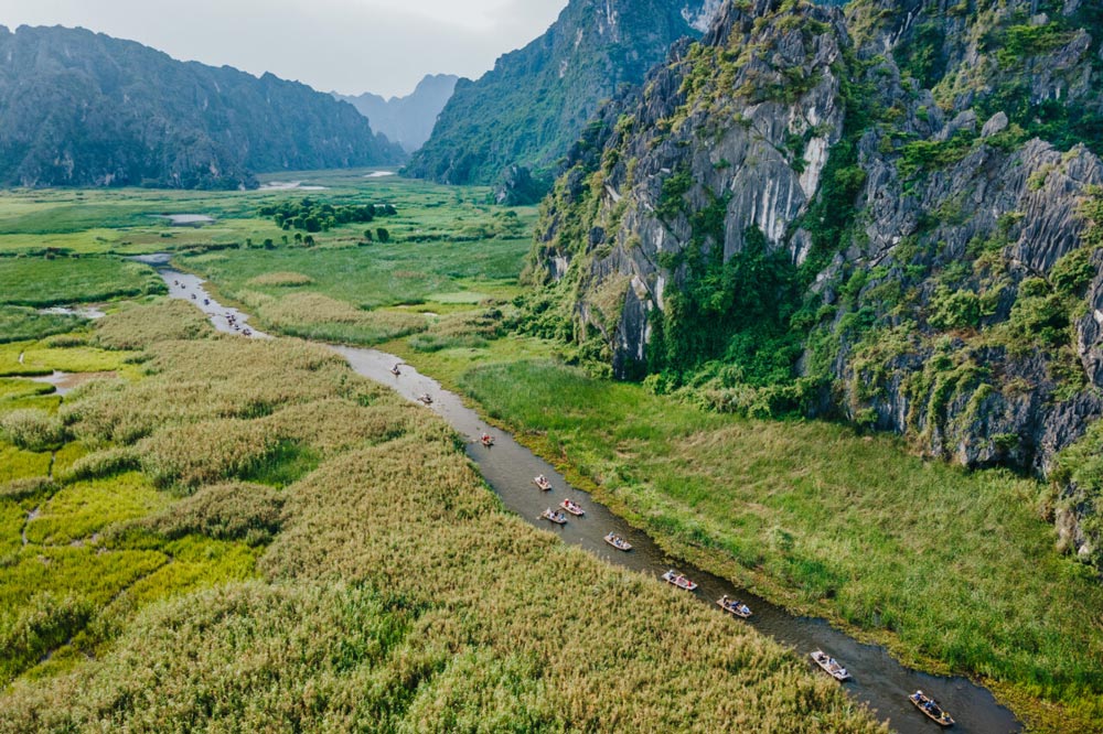 Van Long nature reserve. Van Long Nature Reserve: A Wetland Paradise. Van Long Vietnam