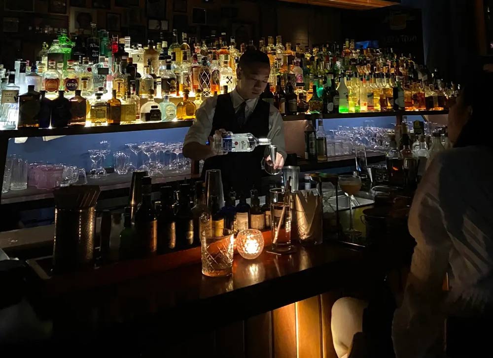 Vietnam bars. Legal drinking age