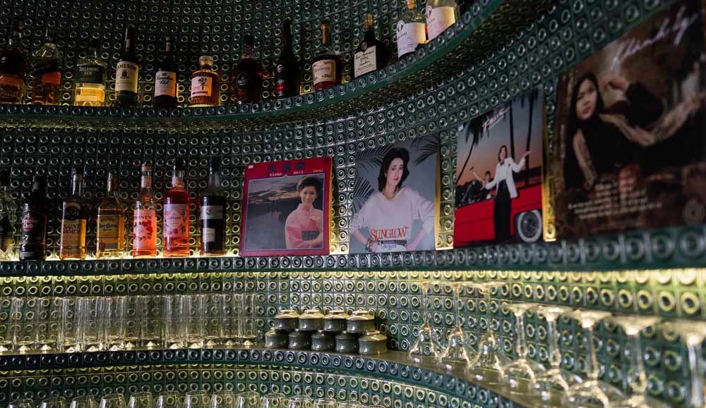 Vietnam bars. Nhau Nhau