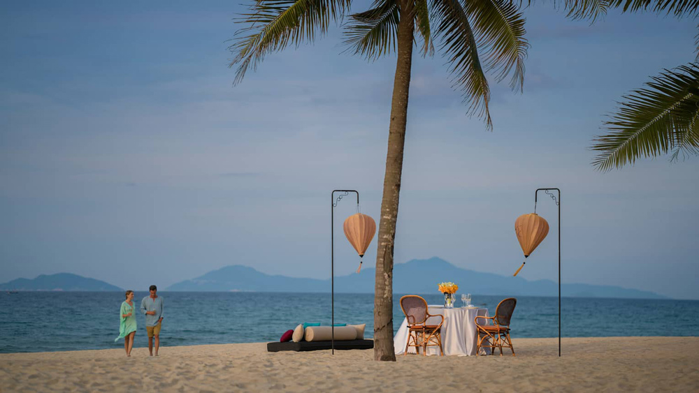 Vietnam honeymoon. Romantic activities and experiences. Private beach dinners